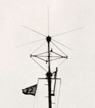 Antena de radiolocalizaci&oacute;n montada en un Destructor.