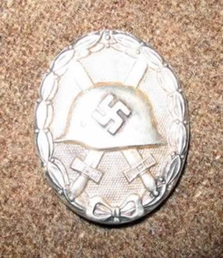 La Insignia de Herido en Combate en Plata.