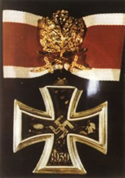 Cruz de Caballero con hojas de Roble en Oro, Espadas y Diamantes. 