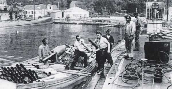 Tripulantes de un uboot de la Priemra Guerra Mundial descargando las vainas utilizadas.