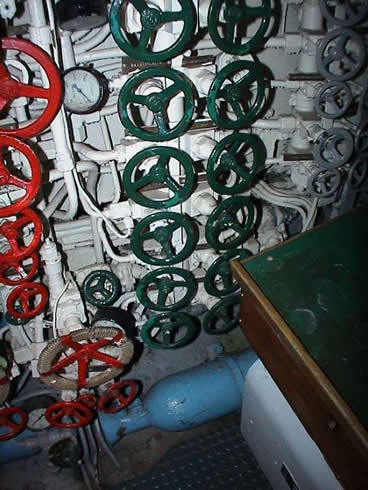 Partes de los controles de los tanques del U995.
