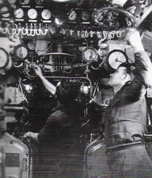 MAquinistas trabajando en la Sala Motores Diesel de un TIpo VII