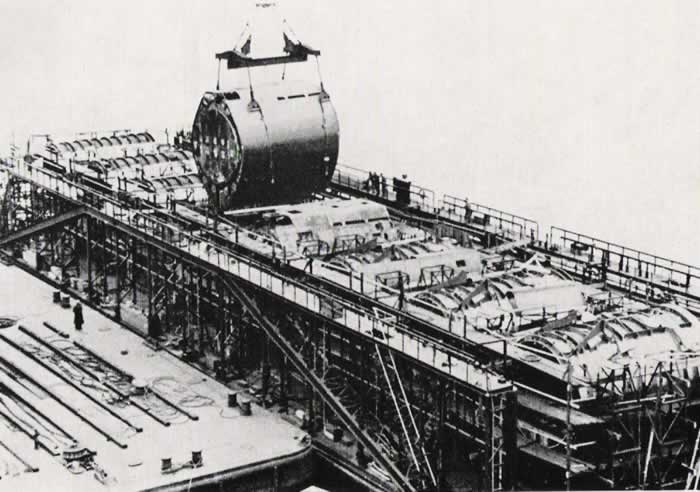 Secciones del tipo 21 preparadas para ser transportadas en una barcaza