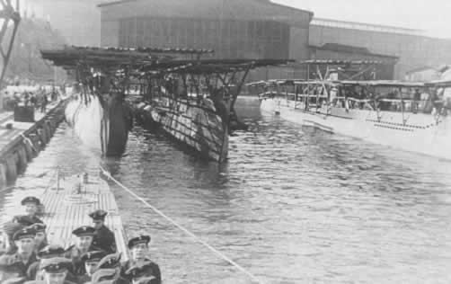 Uboote bajo un camuflaje de madera con los Astilleros Danziger Werft AG al fondo.