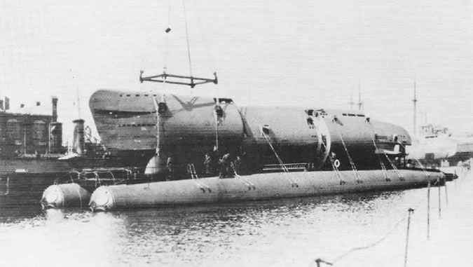 Secciones de un uboot del Tipo XXI siendo cargadas en una barcaza.