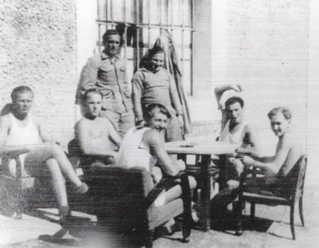 A Graña: partida de cartas entre varios hombres del U760 y del U966