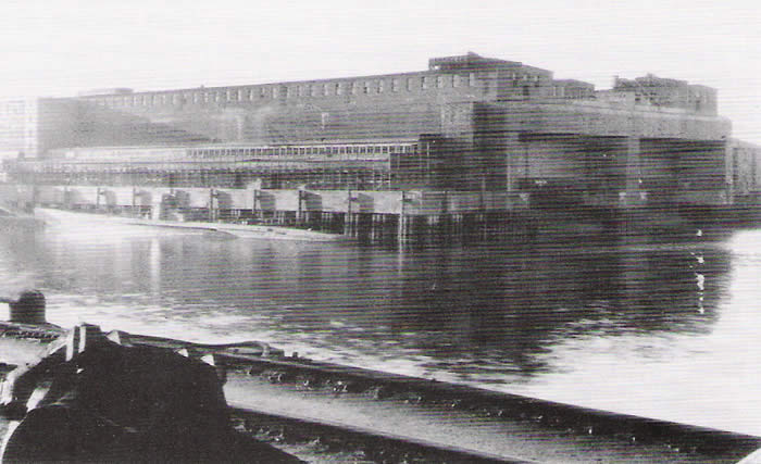 El búnker Elbe II durante la guerra, a la izquierda del mismo se puede ver un uboot Tipo-VII amarrado 
