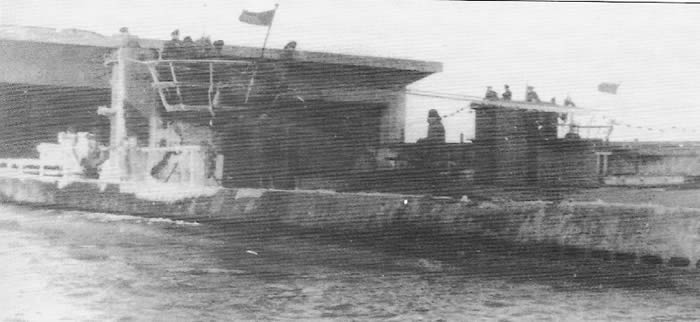 El U134 entrando en el búnker Nordsee III de Heligoland.