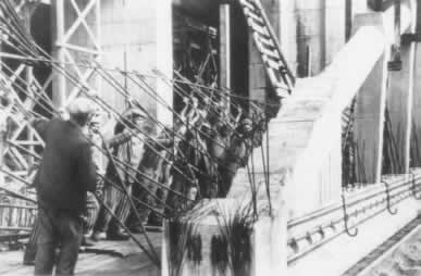 Obreros preparando el encofrado de un muro.