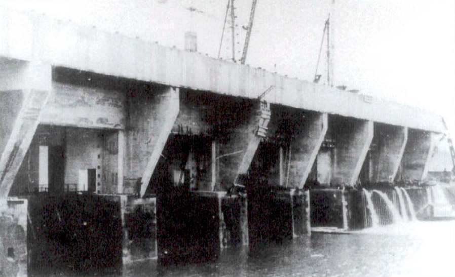 El Bunker de Brest en Construcci&oacute;n, se puede apreciar como de los dos diques de la izquierda se esta bombeando el agua del interior.