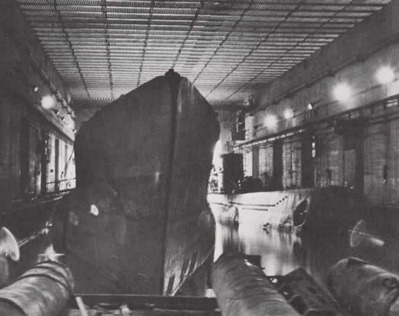 Un uboot del tipo XIV en el interior del búnker de Bordeaux, a su izquierda puede verse un "pequeño" tipo VII.