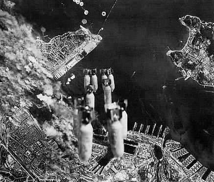 Bombas de la USAF cayendo sobre Toulon