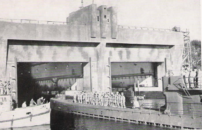 El U515 entrando en el búnker Scorff.
