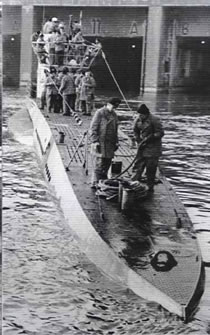 Un uboot dirigiéndose al interior de un búnker.