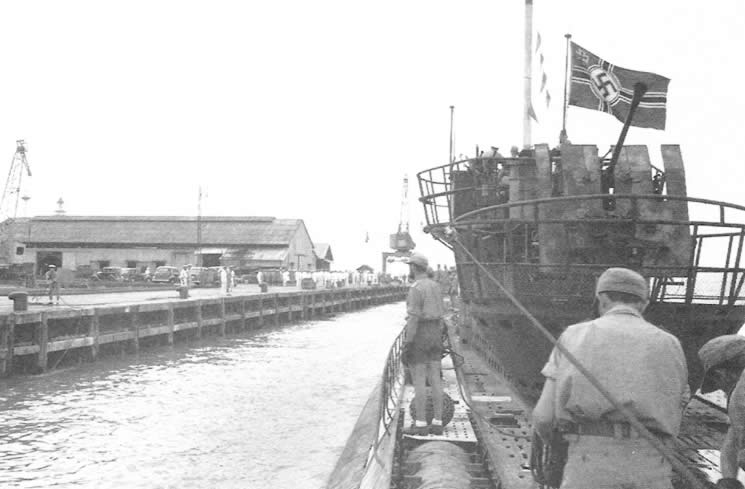 El U181 preparándose para amarrar en el muelle de Penang.