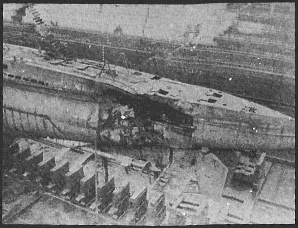 Un uboot en el dique seco con un evidente agujero causado por una carga de profundidad.