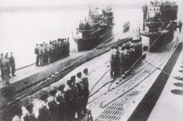 A la derecha de la imagen se aprecian los pozos laterales de las minas. El uboot es el U219 Tipo Xb